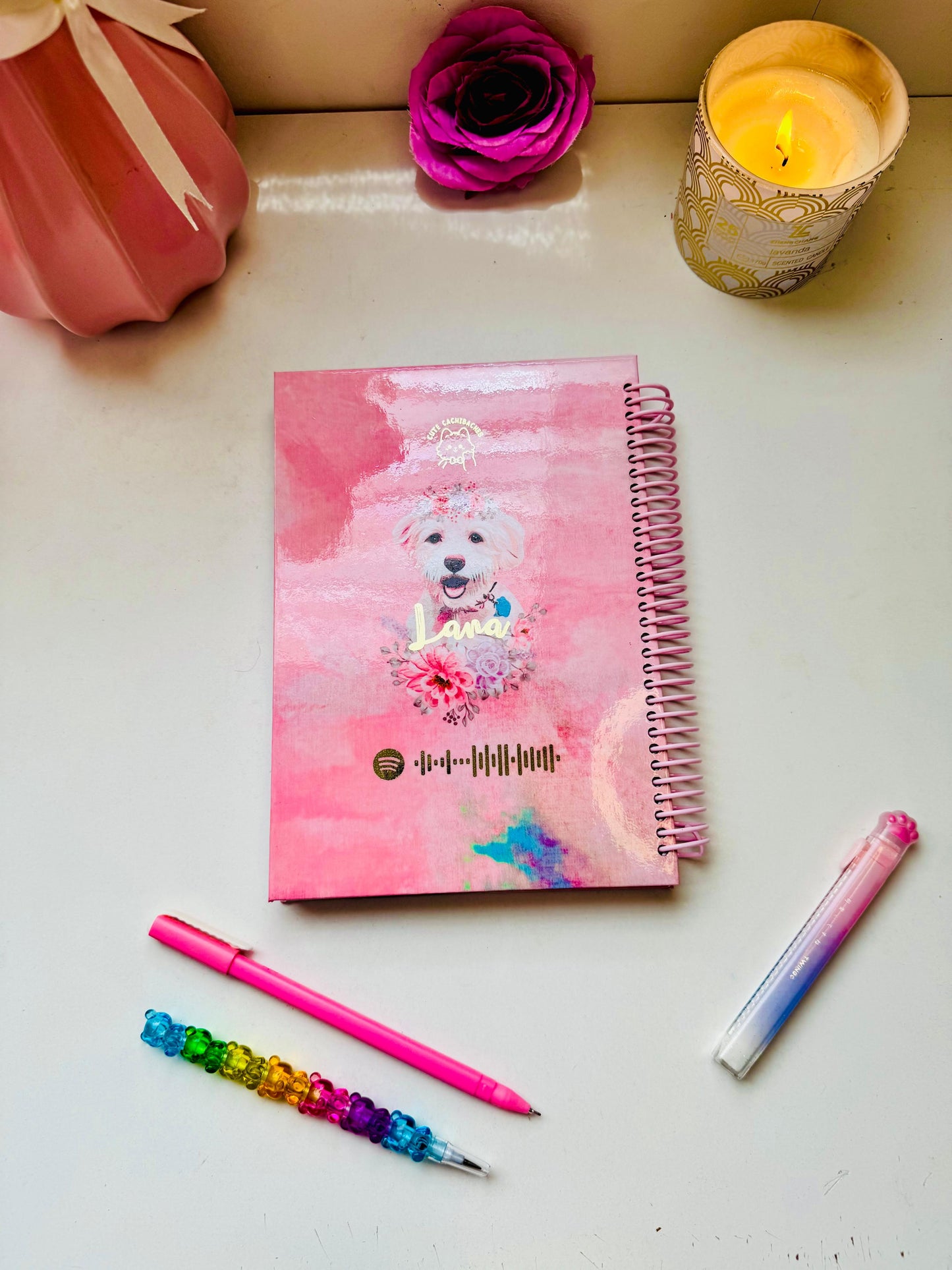 Cuaderno personalizado con la imagen de tu mascota, nombre con con detalle holográfico y agregado de canción QR de spotify, este QR es utilizado con la aplicación de spotify y te lleva a la canción que deseas dedicar