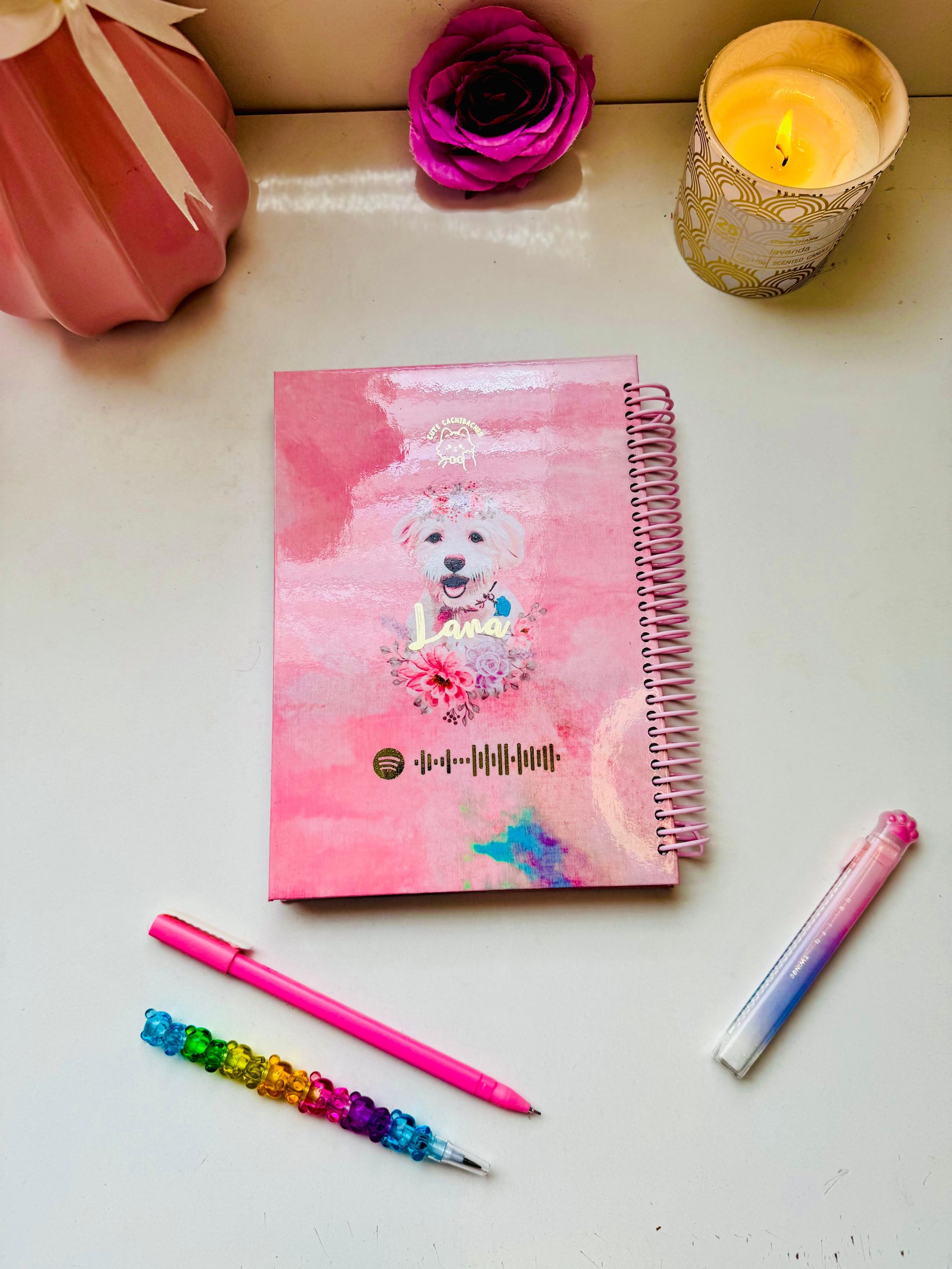Cuaderno personalizado con la imagen de tu mascota, nombre con con detalle holográfico y agregado de canción QR de spotify, este QR es utilizado con la aplicación de spotify y te lleva a la canción que deseas dedicar